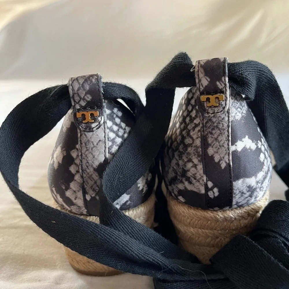 Tory Burch Heather Lace Up Wedge Espadrille Printed Satin Snake Print Sz 9.5 EUC